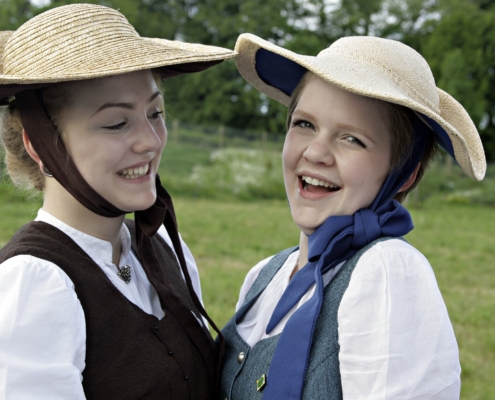 Zwei Frauen die in traditionellen Trachten gekleidet sind.